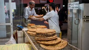 برخورد با گران فروشی در نانوایی‌ها به چه صورت است؟