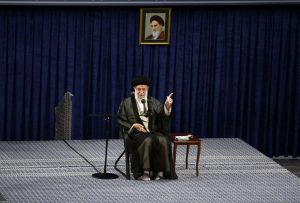 رهبر انقلاب خطاب به مسئولان حج سعودی: بنده امنیت همه‌ی زوار دنیای اسلام را و به طور ویژه امنیت زوار ایرانی را به جد مطالبه میکنم، موظفند که این امنیت را حفظ کنند