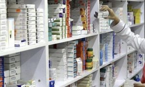 رئیس کانون کارگران بازنشسته تهران: داروهای سرماخوردگی را هم از شمول بیمه خارج کرده‌اند