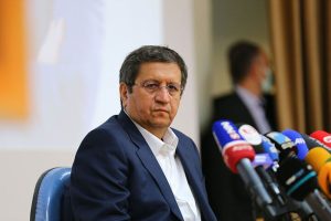 همتی: بانک مرکزی تماشاگر نوسانات غیرعادی بازار ارز نیست