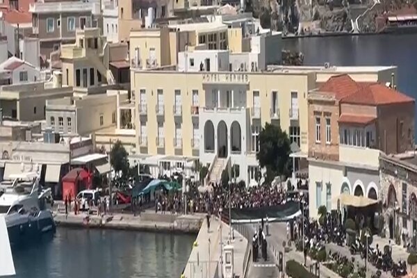 محاصره کشتی صهیونیستها توسط حامیان فلسطین در یکی از بنادر یونان محاصره کشتی صهیونیستها توسط حامیان فلسطین در یکی از بنادر یونان